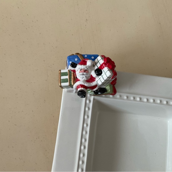 Santa With Stack of Gifts Platter Decoration 🎁 - Picture 5 of 5